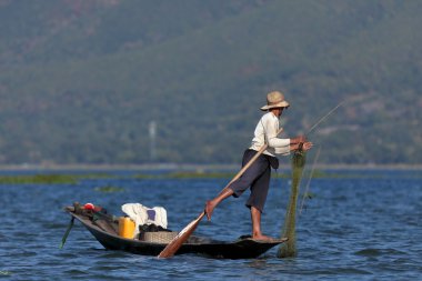 Myanmar Inle Gölü üzerinden ünlü balıkçı