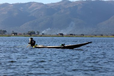 Bacak Rowers Myanmar Inle Gölü üzerinden