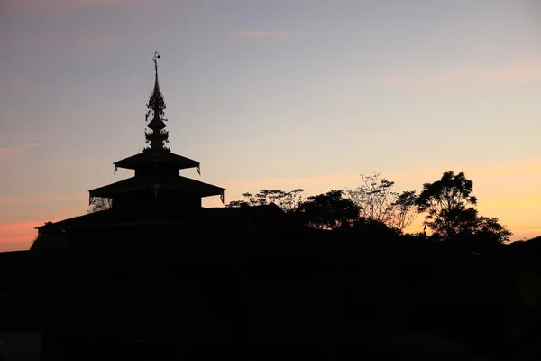 Buddhistický chrám v západu slunce — Stock fotografie