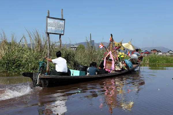 Fiesta religiosa en el lago Inle en Myanmar, 22 de diciembre de 2015 — Foto de Stock