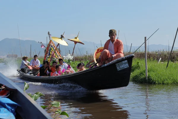 Festival religioso sul lago Inle in Myanmar, 22 dicembre 2015 — Foto Stock