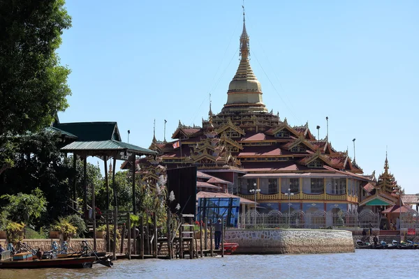 Boeddhistische tempel op het Inlemeer in Myanmar — Stockfoto