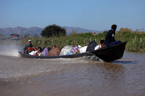 Turist motorbåt på sjön Inle i Myanmar, 22 December 2015 — Stockfoto