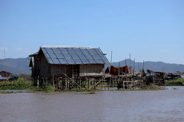 Rybářská vesnice na jezeře Inle Lake v Myanmaru — Stock fotografie