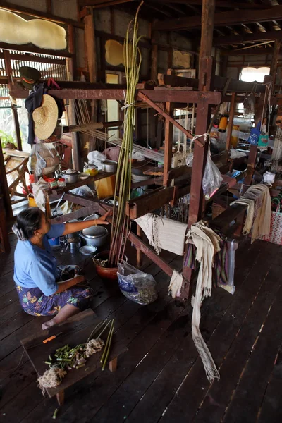 Seidenweberei in Myanmar, 22. Dezember 2015 — Stockfoto