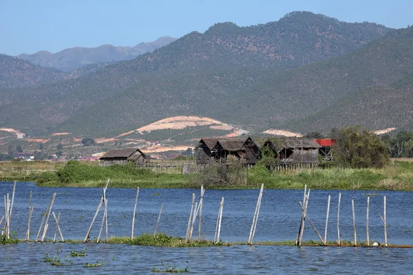 Rybářská vesnice na jezeře Inle Lake v Myanmaru — Stock fotografie