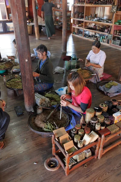 Producción de cigarros en Myanmar, 22 de diciembre de 2015 — Foto de Stock