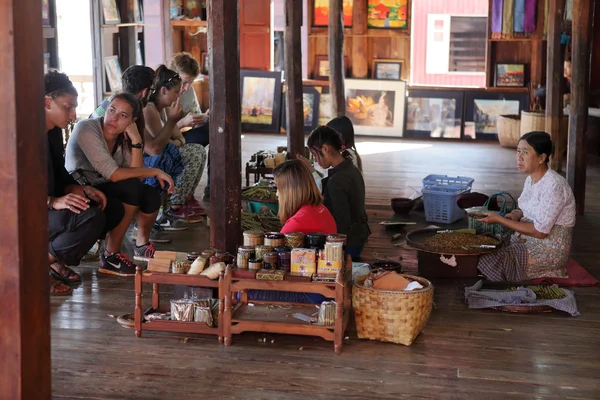 Doutník produkce v Myanmaru, 22 prosince 2015 — Stock fotografie
