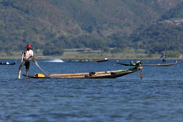 I famosi pescatori del lago Inle in Myanmar — Foto Stock