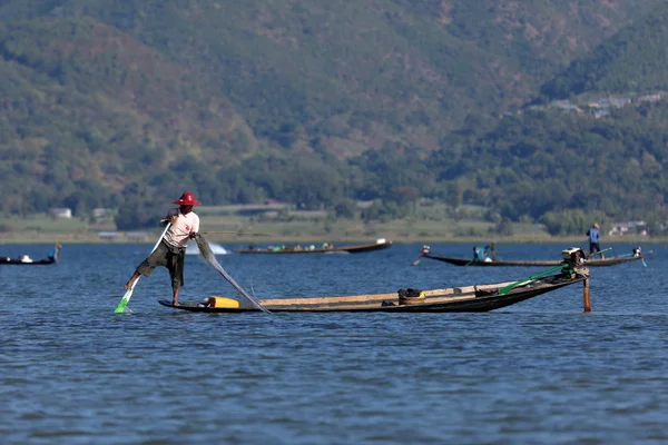 I famosi pescatori del lago Inle in Myanmar — Foto Stock