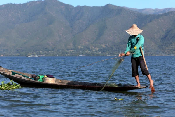 I famosi pescatori del lago Inle in Myanmar — Foto Stock