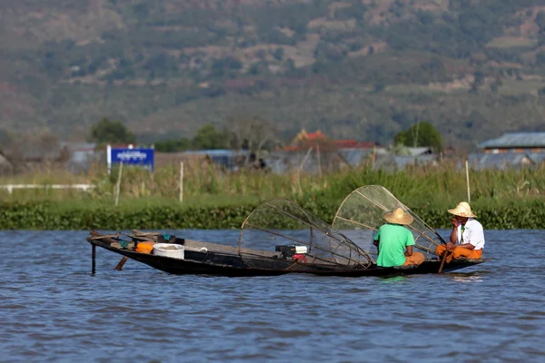 Bacak Rowers Myanmar Inle Gölü üzerinden
