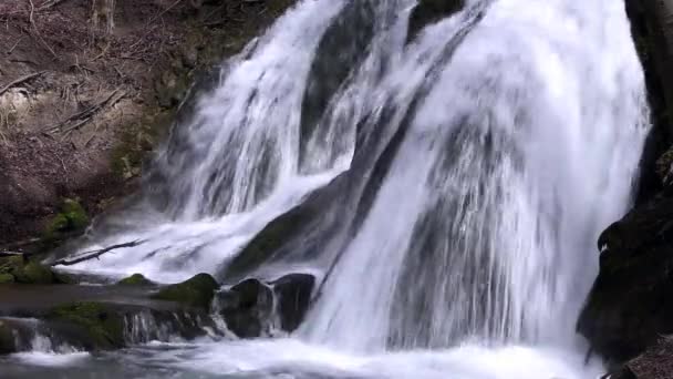 Lutter vattenfallet vid Grossbartloff i Thüringen — Stockvideo