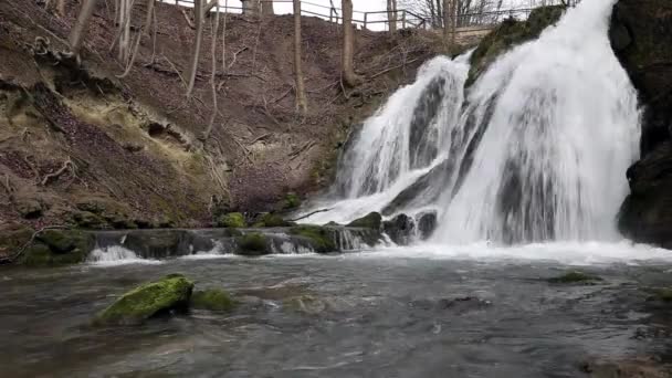 Lutter vattenfallet vid Grossbartloff i Thüringen — Stockvideo