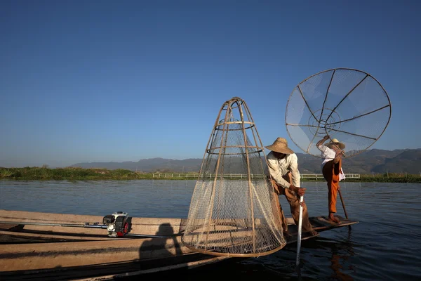 I vogatori delle gambe del lago Inle in Myanmar — Foto Stock