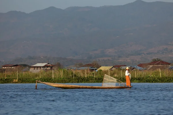 I vogatori delle gambe del lago Inle in Myanmar — Foto Stock