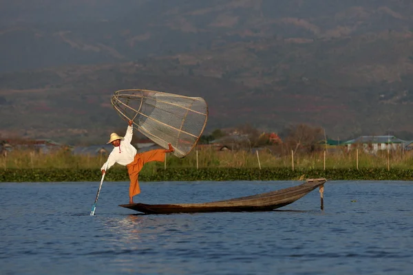 I vogatori delle gambe del lago Inle in Myanmar — Foto Stock