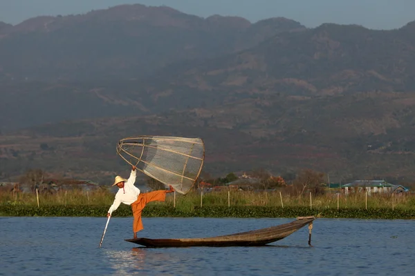 I vogatori delle gambe del lago Inle in Myanmar — Foto Stock