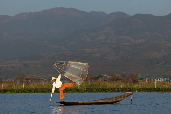 I vogatori delle gambe del lago Inle in Myanmar — Foto Stock
