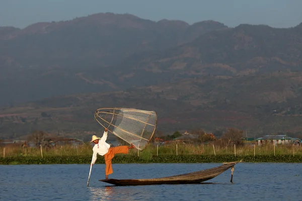 Vâslitoarele picioarelor din Lacul Inle din Myanmar — Fotografie, imagine de stoc