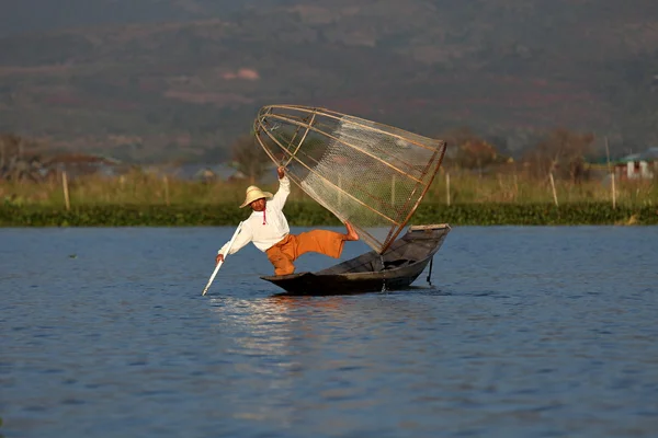 Гребцы с ног из озера Инле в Мьянме — стоковое фото