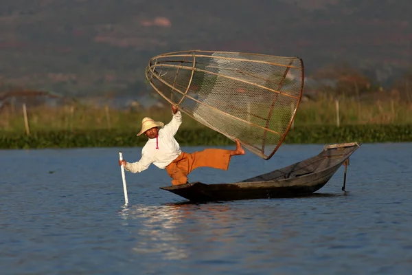 Гребцы с ног из озера Инле в Мьянме — стоковое фото