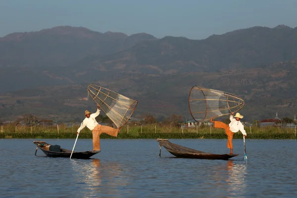 I vogatori delle gambe del lago Inle in Myanmar — Foto Stock