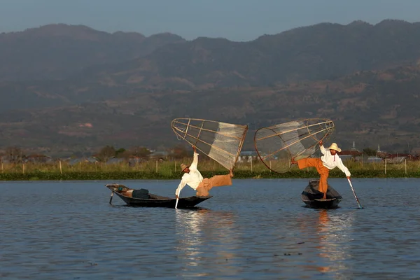 I vogatori delle gambe del lago Inle in Myanmar — Foto Stock