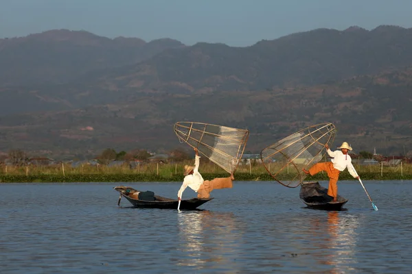 I vogatori delle gambe del lago Inle in Myanmar — Foto Stock