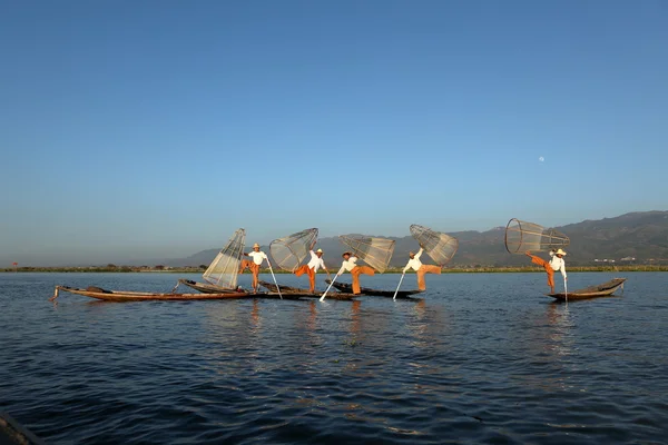 I vogatori delle gambe del lago Inle in Myanmar — Foto Stock