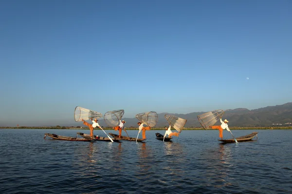 I vogatori delle gambe del lago Inle in Myanmar — Foto Stock