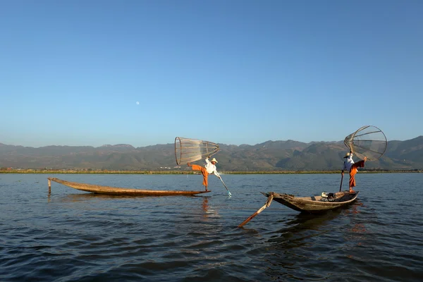 Los remadores de piernas de Inle Lake en Myanmar — Foto de Stock