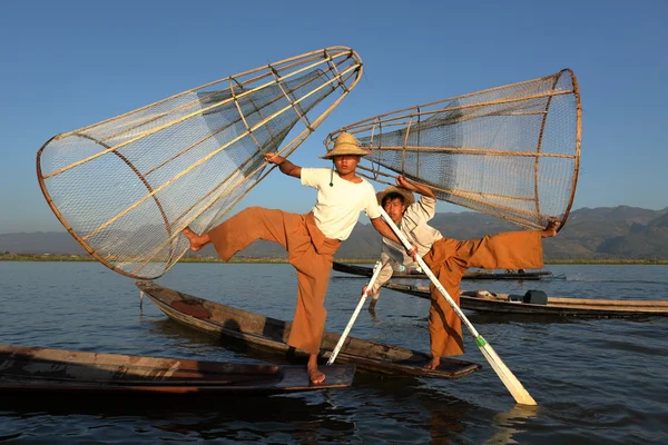 I vogatori delle gambe del lago Inle in Myanmar — Foto Stock