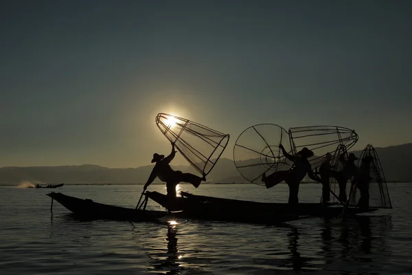Nohy veslařů z Inle Lake v Myanmaru — Stock fotografie
