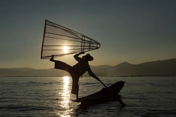 Nohy veslařů z Inle Lake v Myanmaru — Stock fotografie