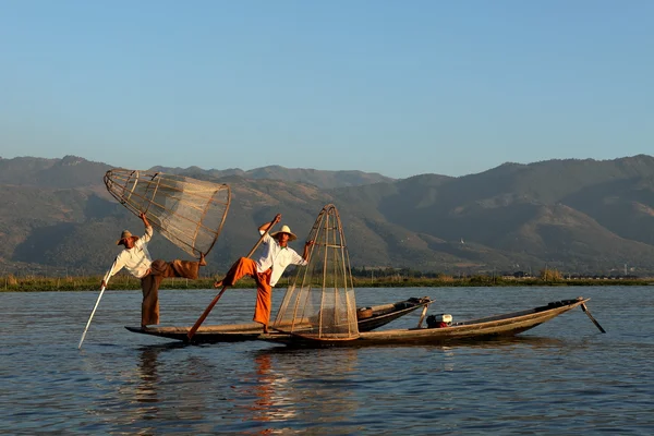 I vogatori delle gambe del lago Inle in Myanmar — Foto Stock