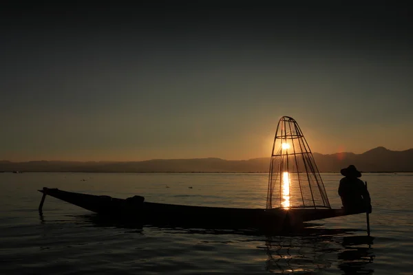 Nohy veslařů z Inle Lake v Myanmaru — Stock fotografie