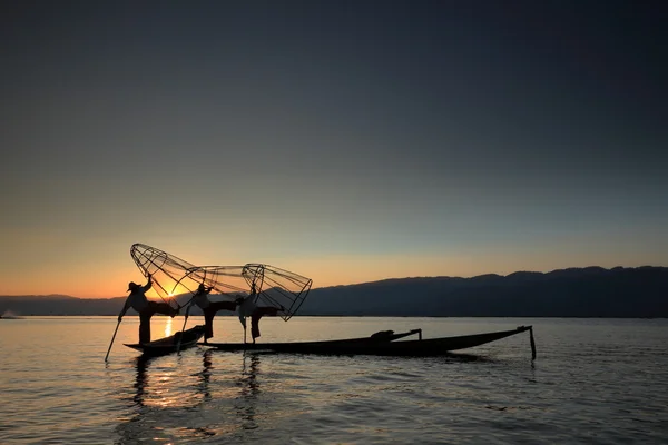 Nohy veslařů z Inle Lake v Myanmaru — Stock fotografie