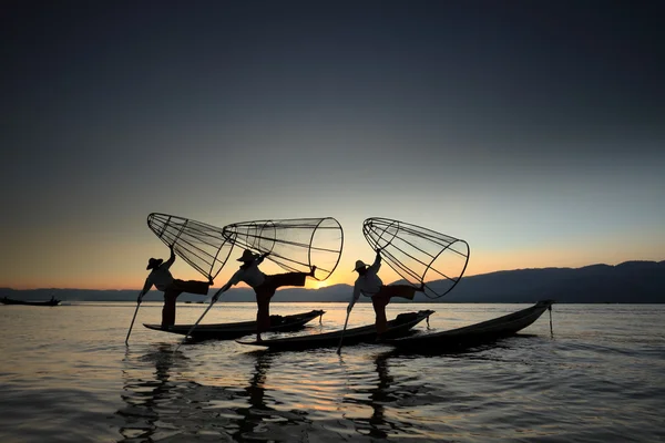 Nohy veslařů z Inle Lake v Myanmaru — Stock fotografie