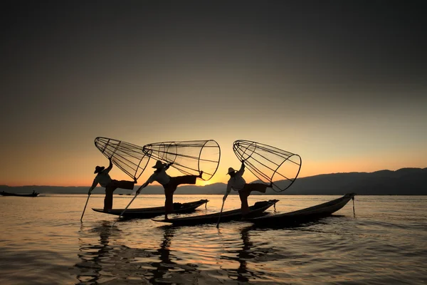 Nohy veslařů z Inle Lake v Myanmaru — Stock fotografie