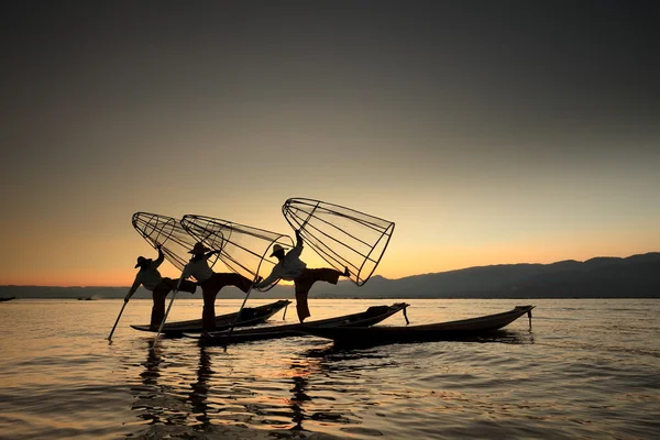 Nohy veslařů z Inle Lake v Myanmaru — Stock fotografie