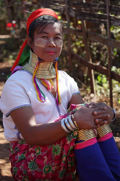Tradiční Padaung žena z Myanmaru — Stock fotografie