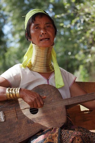 Traditional Padaung woman from Myanmar — Stock Photo, Image