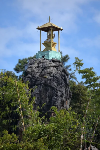 Chrám na útesu u Loikaw v Barmě — Stock fotografie