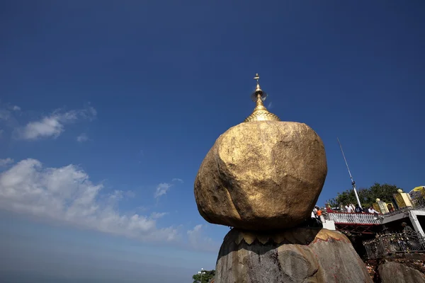 ミャンマーの黄金の岩は — ストック写真