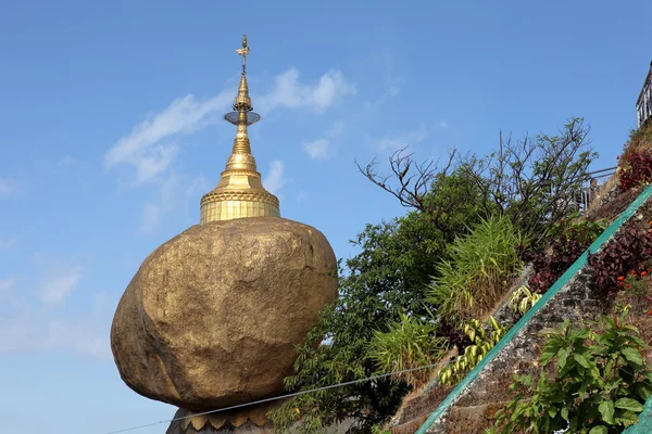 Złota skała w Związku Myanmar — Zdjęcie stockowe