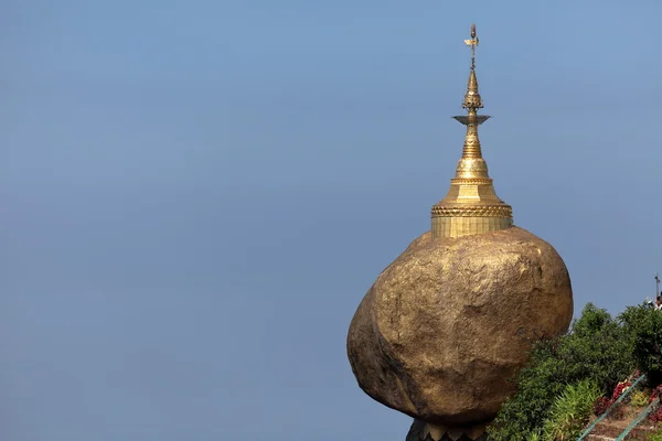 Ο χρυσός βράχος στο Myanmar — Φωτογραφία Αρχείου