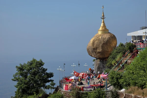 De gouden rots in myanmar — Stockfoto