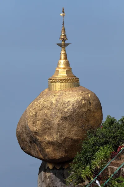 Złota skała w Związku Myanmar — Zdjęcie stockowe