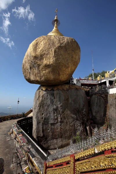 ミャンマーの黄金の岩は — ストック写真